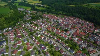 Almanya 'da Oberriexingen ve Unterriexingen şehirleri havadan izleniyor. Baharın güneşli bir gününde