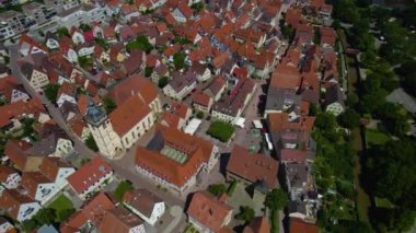Almanya 'nın Bietigheim-Bissingen kentindeki eski şehrin havadan görüntüsü. Baharın güneşli bir gününde.