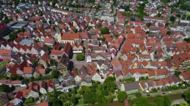 Almanya 'nın Bietigheim-Bissingen kentindeki eski şehrin havadan görüntüsü. Baharın güneşli bir gününde.