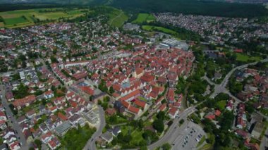 Almanya 'nın Bietigheim-Bissingen kentindeki eski şehrin havadan görüntüsü. Baharın güneşli bir gününde.