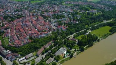 Almanya 'nın Marbach am Neckar kentindeki eski kasabanın hava manzarası. Baharın güneşli bir gününde.