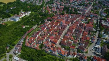 Almanya 'nın Marbach am Neckar kentindeki eski kasabanın hava manzarası. Baharın güneşli bir gününde.
