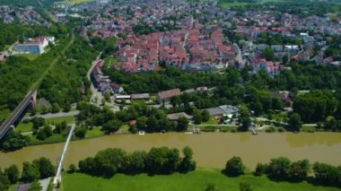 Almanya 'nın Marbach am Neckar kentindeki eski kasabanın hava manzarası. Baharın güneşli bir gününde.