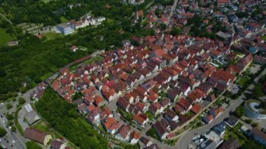 Almanya 'nın Marbach am Neckar kentindeki eski kasabanın hava manzarası. Baharın güneşli bir gününde.