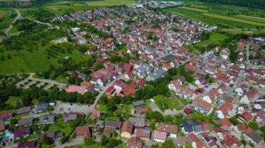 Almanya 'da Aspach köyünün etrafındaki hava manzarası. Baharın güneşli bir gününde