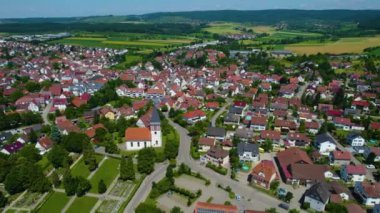 Almanya 'da Aspach köyünün etrafındaki hava manzarası. Baharın güneşli bir gününde