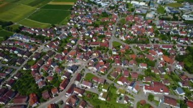 Almanya 'daki Hertmannsweiler köyünün etrafındaki hava manzarası. Baharın güneşli bir gününde