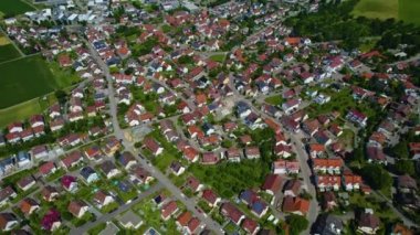 Almanya 'daki Hertmannsweiler köyünün etrafındaki hava manzarası. Baharın güneşli bir gününde