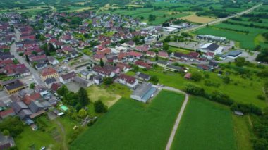 Almanya 'daki Apenweier şehrinin etrafındaki hava manzarası. Baharın bulutlu bir gününde