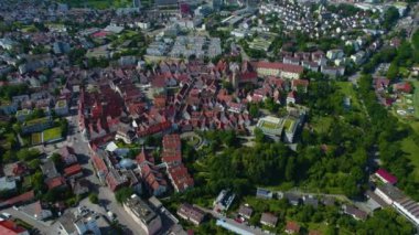 Leonberg şehrinin havadan görünüşü Almanya 'da. Baharın güneşli bir gününde