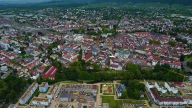 Almanya 'da Offenburg şehrinin etrafındaki hava manzarası. Baharın bulutlu bir gününde 