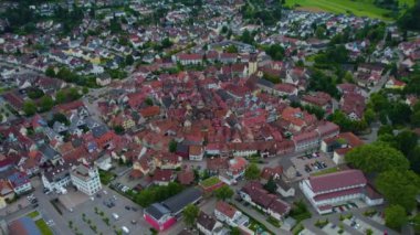 Almanya 'da Haslach im Kinzigtal şehrinin çevresindeki hava manzarası. Baharın bulutlu bir gününde 