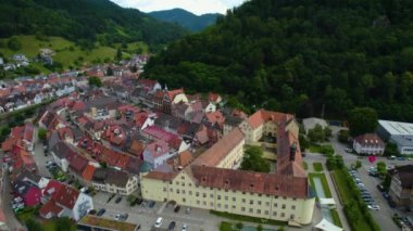  Güney Almanya 'da eski bir şehir çevresindeki hava manzarası. Baharın güneşli bir gününde