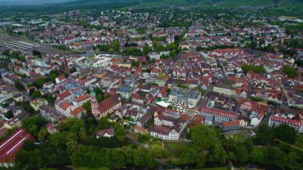 Vista Aerea Intorno Alla Città Offenburg Germania Giorno Nuvoloso Primavera — Video Stock