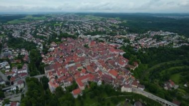  Güney Almanya 'da eski bir şehir çevresindeki hava manzarası. Baharın güneşli bir gününde