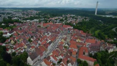  Güney Almanya 'da eski bir şehir çevresindeki hava manzarası. Baharın güneşli bir gününde