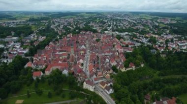  Güney Almanya 'da eski bir şehir çevresindeki hava manzarası. Baharın güneşli bir gününde