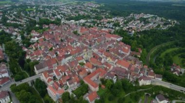  Güney Almanya 'da eski bir şehir çevresindeki hava manzarası. Baharın güneşli bir gününde