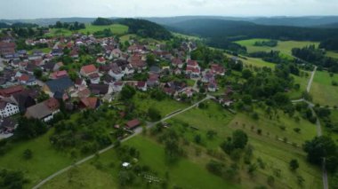  Güney Almanya 'da eski bir şehir çevresindeki hava manzarası. Baharın güneşli bir gününde