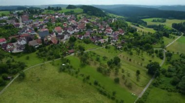  Güney Almanya 'da eski bir şehir çevresindeki hava manzarası. Baharın güneşli bir gününde