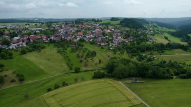  Güney Almanya 'da eski bir şehir çevresindeki hava manzarası. Baharın güneşli bir gününde