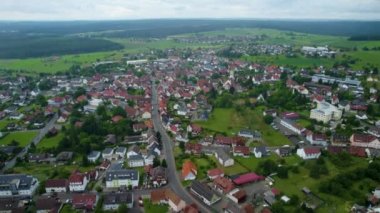  Güney Almanya 'da eski bir şehir çevresindeki hava manzarası. Baharın güneşli bir gününde