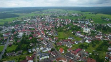  Güney Almanya 'da eski bir şehir çevresindeki hava manzarası. Baharın güneşli bir gününde