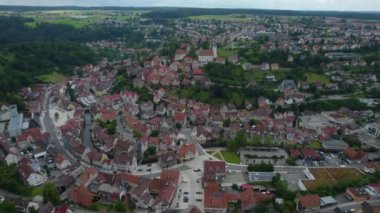 Güney Almanya 'da eski bir şehir çevresindeki hava manzarası. Baharın güneşli bir gününde