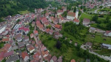  Güney Almanya 'da eski bir şehir çevresindeki hava manzarası. Baharın güneşli bir gününde