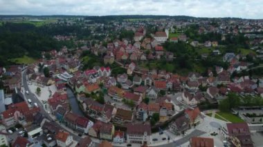  Güney Almanya 'da eski bir şehir çevresindeki hava manzarası. Baharın güneşli bir gününde