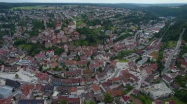  Güney Almanya 'da eski bir şehir çevresindeki hava manzarası. Baharın güneşli bir gününde