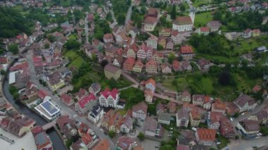  Güney Almanya 'da eski bir şehir çevresindeki hava manzarası. Baharın güneşli bir gününde
