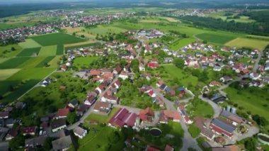  Güney Almanya 'da eski bir şehir çevresindeki hava manzarası. Baharın güneşli bir gününde