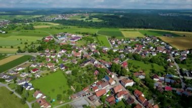  Güney Almanya 'da eski bir şehir çevresindeki hava manzarası. Baharın güneşli bir gününde