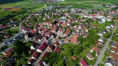  Güney Almanya 'da eski bir şehir çevresindeki hava manzarası. Baharın güneşli bir gününde