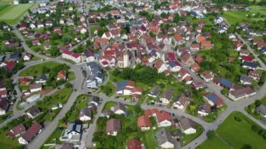  Güney Almanya 'da eski bir şehir çevresindeki hava manzarası. Baharın güneşli bir gününde