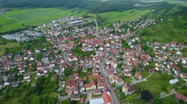  Güney Almanya 'da eski bir şehir çevresindeki hava manzarası. Baharın güneşli bir gününde