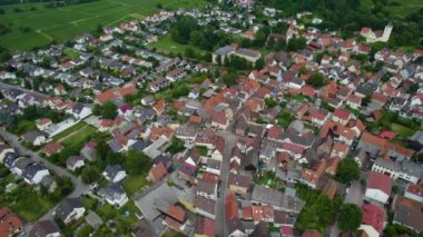  Güney Almanya 'da eski bir şehir çevresindeki hava manzarası. Baharın güneşli bir gününde