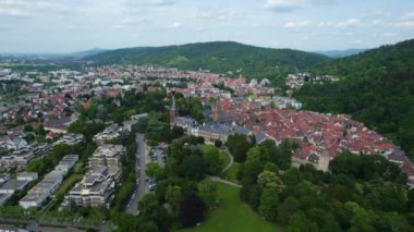  Güney Almanya 'da eski bir şehir çevresindeki hava manzarası. Baharın güneşli bir gününde
