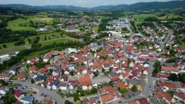  Güney Almanya 'da eski bir şehir çevresindeki hava manzarası. Baharın güneşli bir gününde