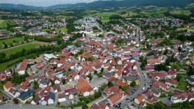  Güney Almanya 'da eski bir şehir çevresindeki hava manzarası. Baharın güneşli bir gününde
