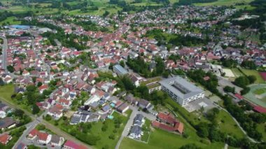  Güney Almanya 'da eski bir şehir çevresindeki hava manzarası. Baharın güneşli bir gününde
