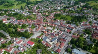  Güney Almanya 'da eski bir şehir çevresindeki hava manzarası. Baharın güneşli bir gününde