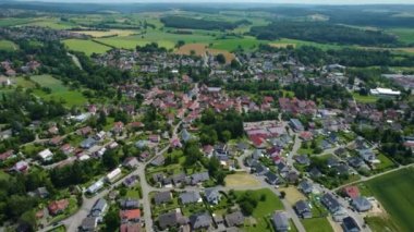 Almanya 'daki Unterschwarzach köyünün etrafındaki hava manzarası. Baharın güneşli bir gününde