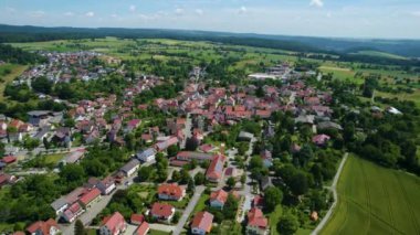 Almanya 'da Neckargerach şehri çevresindeki hava manzarası. Baharın güneşli bir gününde 