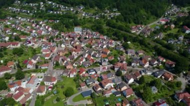 Almanya 'da Neckargerach şehri çevresindeki hava manzarası. Baharın güneşli bir gününde 