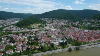 Almanya 'da Eberbach şehrinin etrafındaki hava manzarası. Baharın güneşli bir gününde 