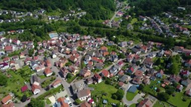 Almanya 'da Neckargerach şehri çevresindeki hava manzarası. Baharın güneşli bir gününde 