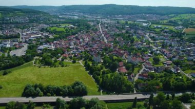Almanya 'da Mosbach şehrinin etrafındaki hava manzarası. Baharın güneşli bir gününde 