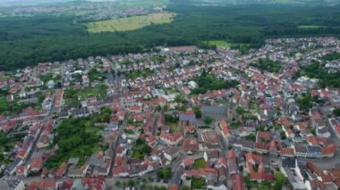 İlkbaharda bulutlu bir günde Almanya 'daki Oestringen kentinin hava manzarası